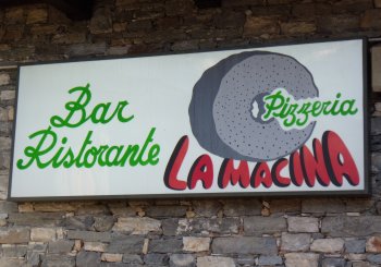 Insegna del Ristorante La Macina a La Salle (24105 bytes)